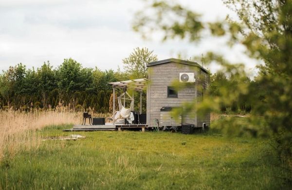 Tiny House z tarasem nad wodą, w sercu natury