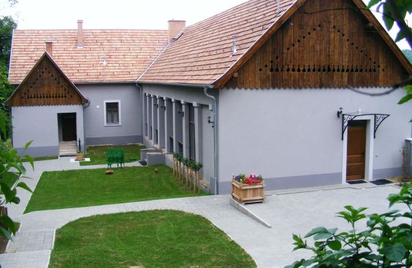 Bagolyvár Apartmanház Kétbodony