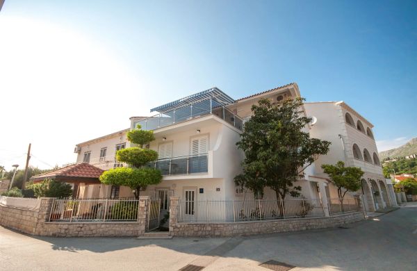 Apartment and Rooms Mato Mlini