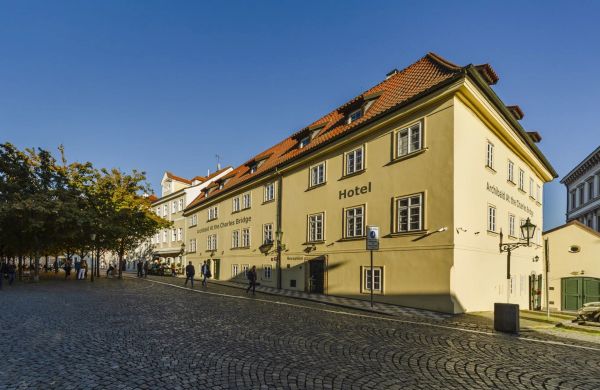 ARCHIBALD AT THE CHARLES BRIDGE Praha