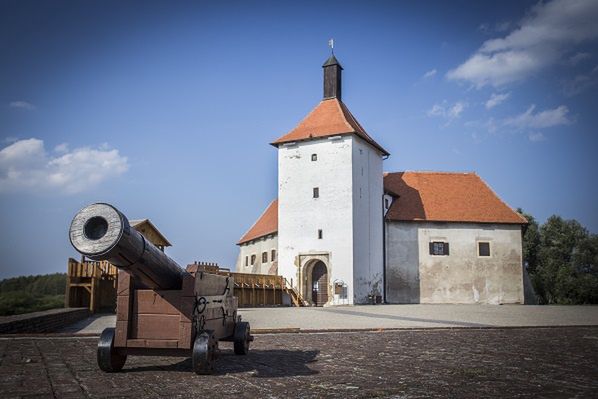 Twierdza Đurđevac to tzw. wasserburge, czyli twierdza na wodzie. Został bowiem wzniesiony na wzgórzu pośrodku bagien. 