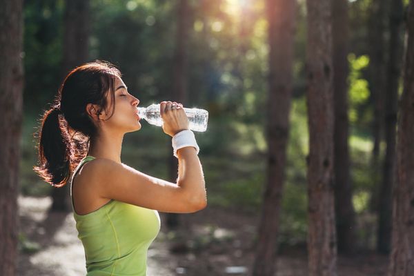 Woda nie zawiera kalorii, uśmierza głód i zachcianki pokarmowe, stąd stanowi podstawę przy redukcji masy ciała. 