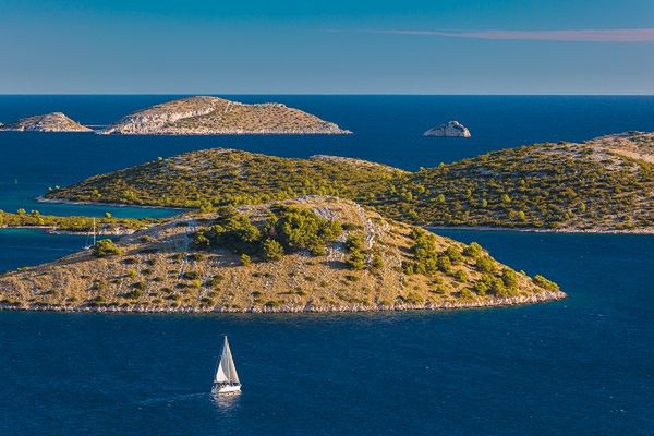 Kornati Fot. Zoran Jelača / CNTB Archipelag Kornati składa się z około 140 wysp, wysepek i raf, z których 89 wchodzi w skład Parku Narodowego Kornati. Nie są zamieszkałe. Księżycowy, nietknięty krajobraz i strome klify robią piorunujące wrażenie!