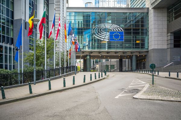 PE sprawuje nadzór nad działaniami Komisji Europejskiej i innych organów wykonawczych, zapewniając odpowiedzialność rządzenia. 