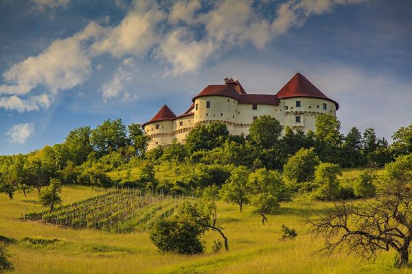 Fot. Zoran Veliki Tabor to jeden z najlepiej zachowanych chorwackich zamków z epoki późnego średniowiecza i renesansu. Wznosi się na szczycie Hum Košnički i ma naprawdę imponującą bryłę.