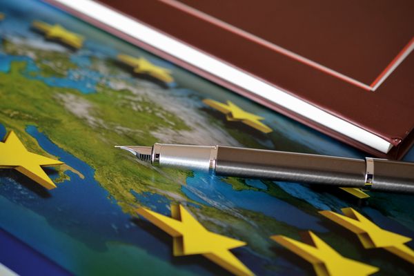 PE uczestniczy w procesie legislacyjnym, wpływając na tworzenie przepisów, które dotyczą bezpośrednio obywateli UE. 