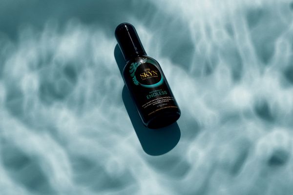 Żel nawilżający SKYN Naturally Endless łączy zalety produktów wodnych i silikonowych.