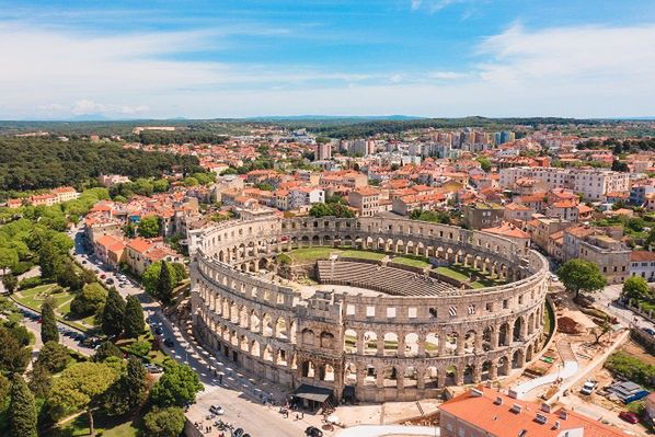 Źródło: materiały partnera Fot. Ivan Šardi Amfiteatr w Puli, który pamięta czasy starożytnego Rzymu, to jedna z najcenniejszych historycznych budowli Istrii.W wielu miastach półwyspu znajdziecie także średniowieczne architektoniczne perełki.