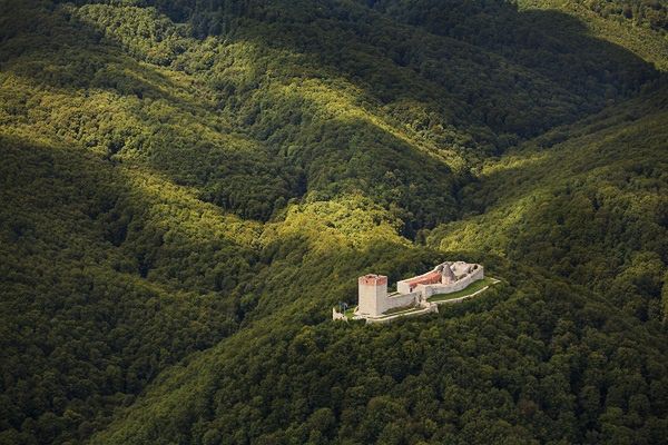 Fot. Zoran Jelača Zamek Medvedgrad znajduje się na otaczającym Zagrzeb południowym zboczu masywu górskiego Medvednica. Twierdza powstała w połowie XIII w.  