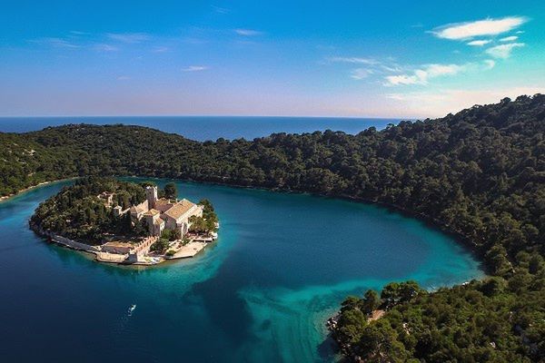 Trzy parki znajdują się na wyspach. Są to Archipelag Wysp Brijuńskich, Kornati oraz Mljet – jedna z najpiękniejszych i najbardziej zielona wyspa na Adriatyku. Porośnięta gęstymi lasami, pośród których leżą dwa słone jeziora.
