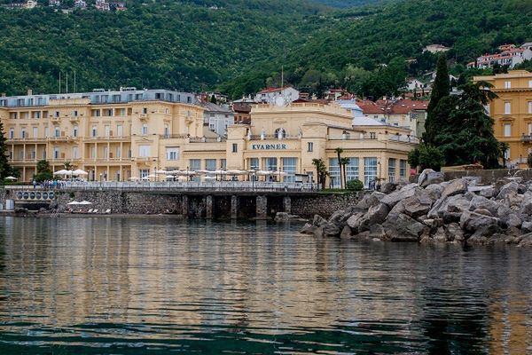 Źródło: materiały partnera Fot. Damir Kvajo Jeden z historycznych hoteli Opatiji. Okna pokojów wychodzą na zatokę. Na tarasie można wypić kawę lub zjeść śniadanie, wpatrując się w wody Adriatyku.