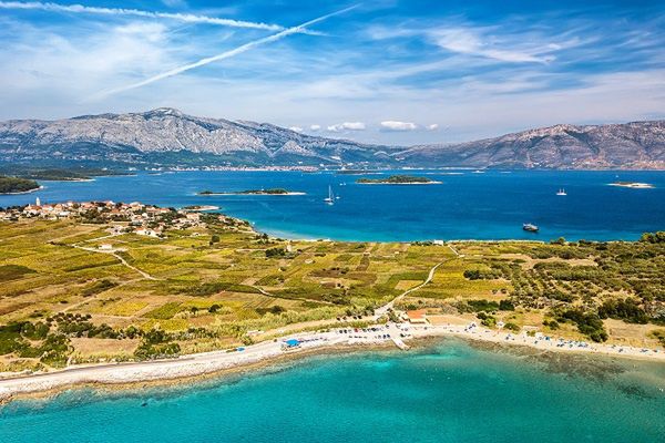 Korčula, plaža Vela Pržina Fot. Aleksandar Gospić / CNTB Popularnym żeglarskim kierunkiem jest też wyspa Korčula na południu Dalmacji. Można tu zacumować np. w miejsceczku  Korčula lub w Vela Luka.