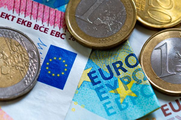 PE udziela absolutorium Komisji Europejskiej w sprawie wykonania budżetu, co jest formą kontroli. 