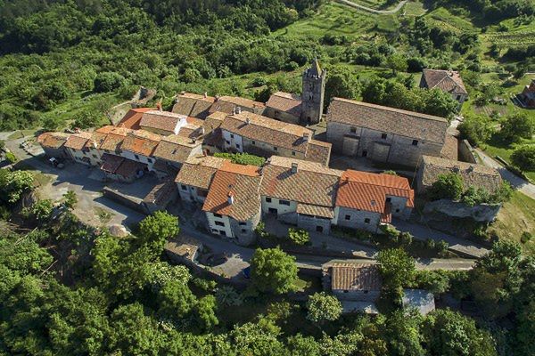 Źródło: materiały partnera Fot. Ivo Biočina Hum to najmniejsze miasto na świecie. Położone na wzgórzu wyróżnia się średniowieczną zabudową.