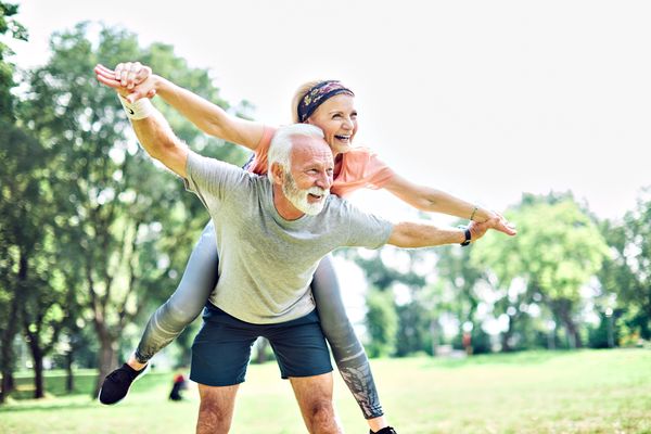 Regularna aktywność fizyczna wzmacnia wydolność serca, poprawia elastyczność mięśni i stawów oraz wzmacnia kości.