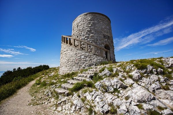 Źródło: materiały partnera Fot. Ivo Biočina Na najwyższym szczycie pasma Učka znajduje się kamienna baszta, przy której bardzo często fotografują się turyści. Z Vojaka przy dobrej przejrzystości powietrza widać nawet Alpy.