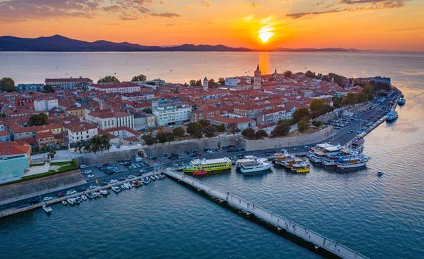 Z swoimi urokliwymi brukowanymi uliczkami, tętniącymi targami i bogatą sceną kulinarną, prezentującą przysmaki śródziemnomorskie, Zadar zaprasza do odkrywania na każdym kroku