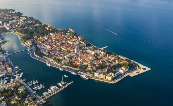 Zadar, malownicze miasteczko położone wzdłuż oszałamiającego dalmatyńskiego wybrzeża Chorwacji