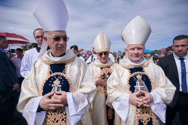 Giovanni Angelo Becciu (w środku) brał udział w wyprowadzaniu pieniędzy z Watykanu.