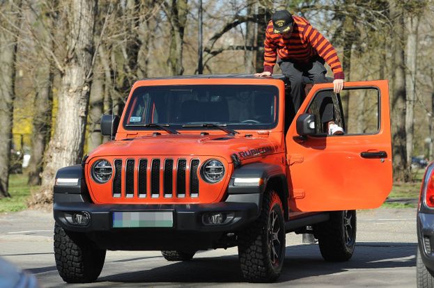 Kuba Wojewódzki nieudolnie próbuje zejść z Jeepa za ponad
