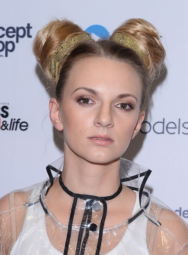 Sarsa pozuje na ściance w płaszczu przeciwdeszczowym... (ZDJĘCIA) PUDELEK