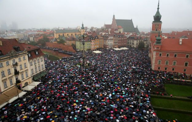 Żona kocha duży czarny kogut