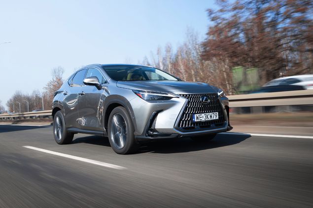 Lexus NX 450h+ E-FOUR Omotenashi