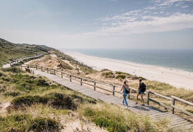 Krajobraz wydmowy na wyspie Sylt z widokiem na Morze Wattowe