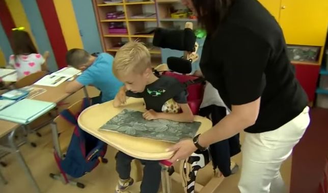 spotyka się z chłopcem na wózku inwalidzkim