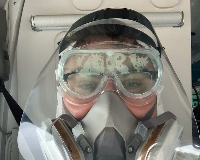 MIchał Ducki w poszukiwaniach miejsca dla pacjentów, często w kombinezonie spędza długie godziny. 