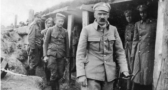 Józef Piłsudski w okopach 1 pułku piechoty Legionów Polskich. Widoczni także: major Albin Fleszar i porucznik Bolesław Długoszowski-Wieniawa.
