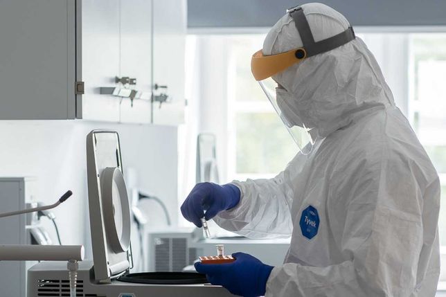 GIS wskazuje, że jedną z przyczyn błędów były opóźnienia w dostarczaniu danych z laboratoriów. 