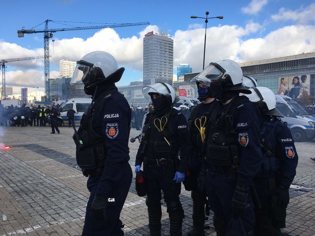Policja podczas protestu. (Piotr Drabik / Twitter)