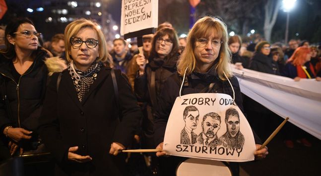 Demonstracja przed Sejmem w obronie sądownictwa. Grudzień 2019 roku.