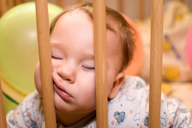 Budzenie się niemowląt - rytm snu, powody, przesypianie nocy | WP parenting - Budzenie Sie W Nocy Miedzy 2 A 3