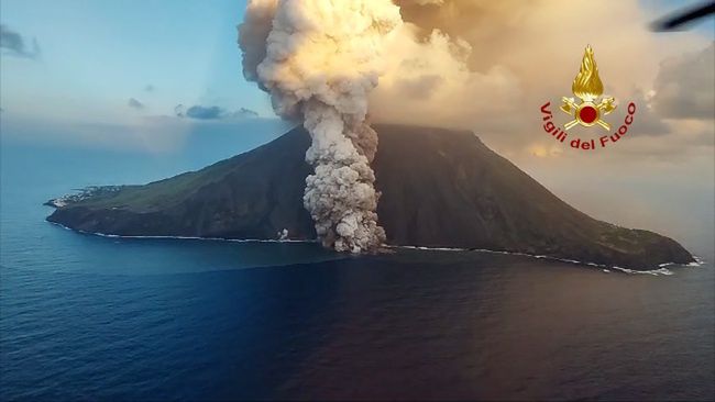 Mount Etna eruption shuts down Catania airport, red alert issued