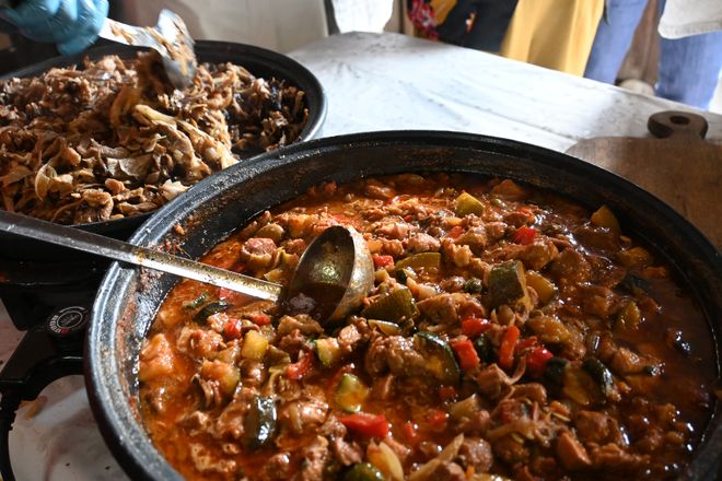 Gulasz z mięsem i gulasz z boczniaków