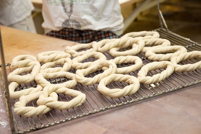 Porcje obwarzanków w trakcie produkcji