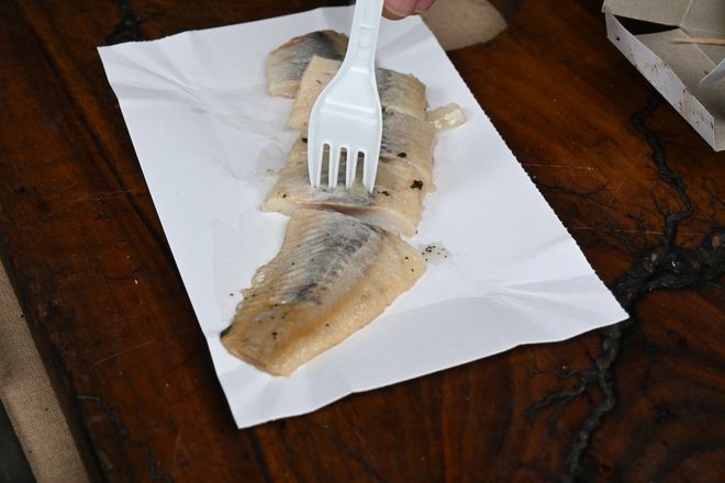 Kiszone śledzie są miękkie i delikatne