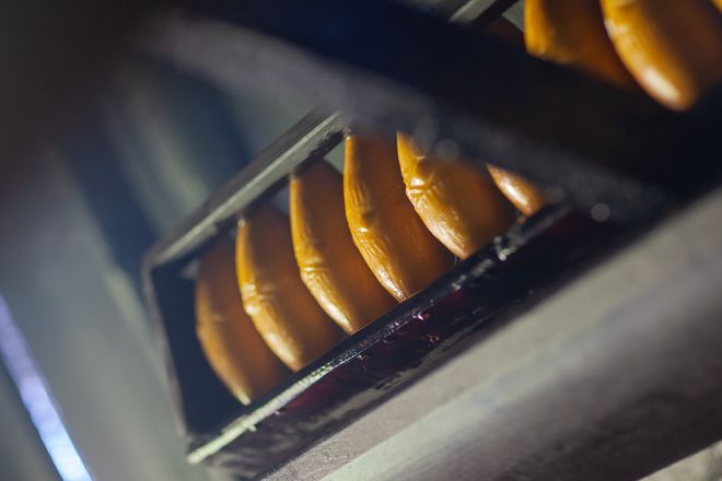 Bacówka w Rdzawce i okolice. Oscypki poukładane na drewnianej półce. 