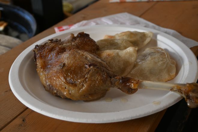 Noga gęsi z pierogami z gęsiną