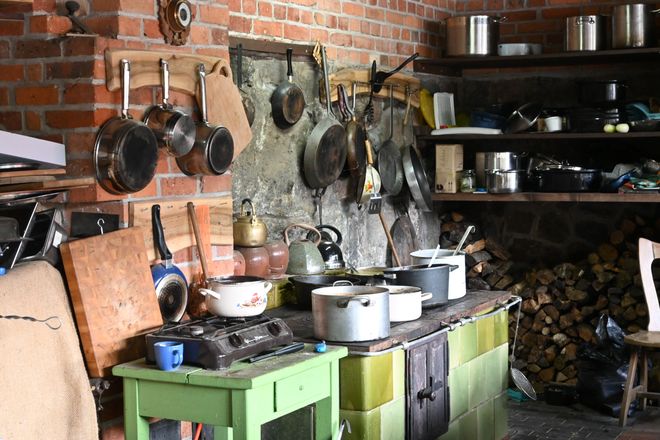 Dania podgrzewano na starej kuchni