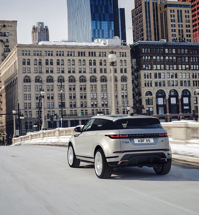 Range Rover Evoque jest wyrazisty i jednocześnie wyrafinowany. Jego sugestywna stylistyka i zwiewne linie budują nietuzinkowy wizerunek