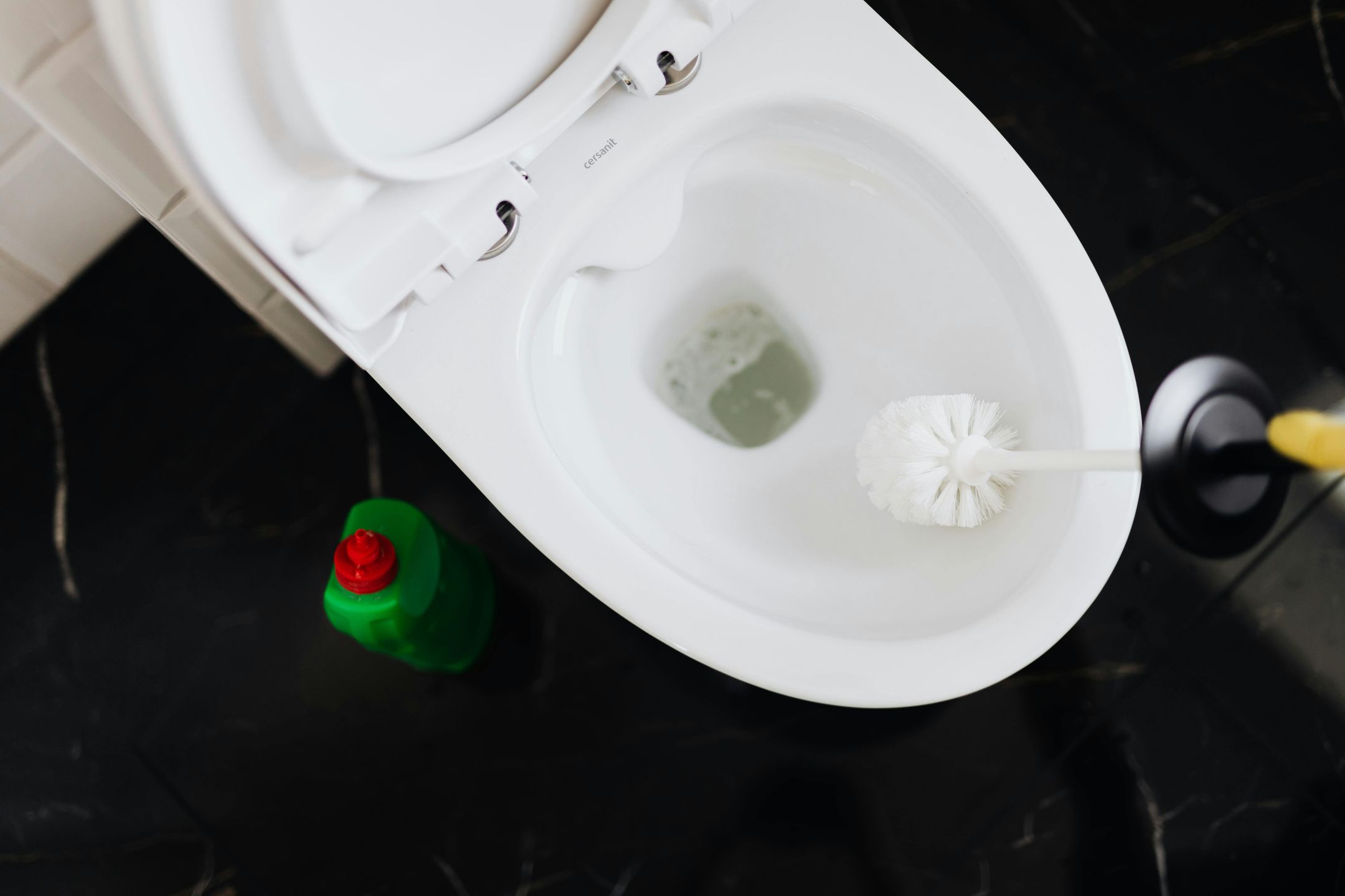Clean your toilet brush Simple steps to eliminate bacteria weekly