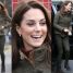 Swobodna Kate Middleton spotkała się z wolontariuszami (ZDJĘCIA)