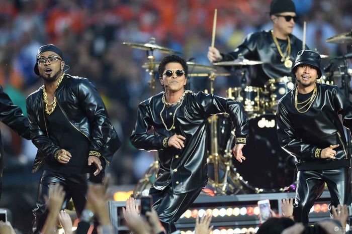Bruno Mars podczas Super Bowl 2016 (fot. East News)
