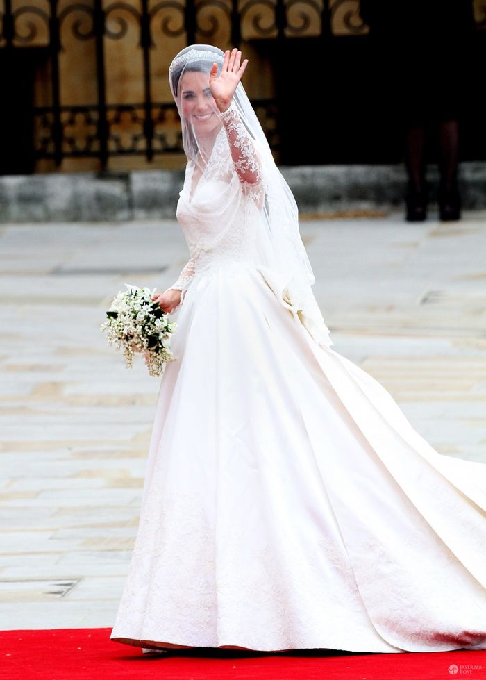 Księżna Kate w sukni ślubnej od Sary Burton. Cena: 380 tys. dolarów (fot. ONS)