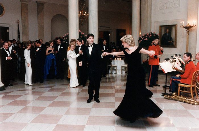 Księżna Diana tańczy z Johnem Travoltą w słynnej sukni projektu Victora Edelsteina. Kreację zlicytowano później na jednej z aukcji za 222 500 dolarów (fot. ONS)