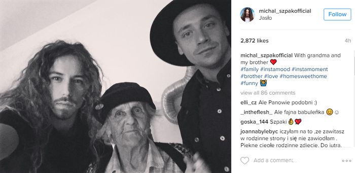 Michał Szpak pozuje z babcią i bratem na instagramie!