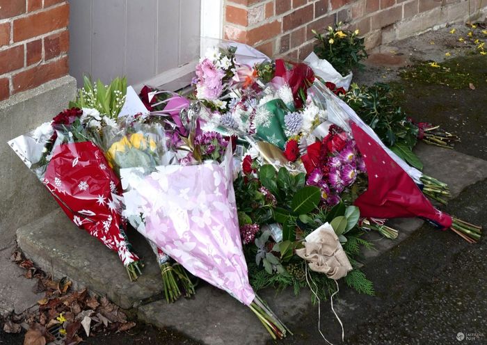 Kwiaty przed domem George'a Michaela po śmierci